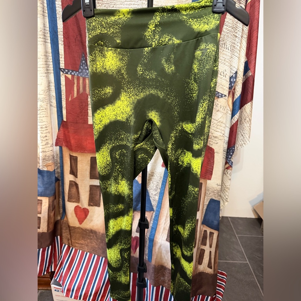Women’ s Gym Shark Olive Green & Neon Yellow Active Leggings